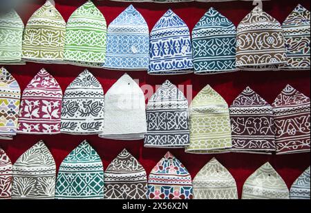 Casquettes kuma traditionnelles à vendre dans le Souq Mutrah, Muscat, Oman Banque D'Images