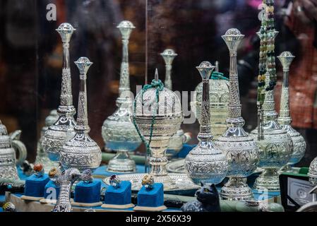 Souvenirs en vente dans le bazar Mutrah Souq, Muscat, Oman Banque D'Images