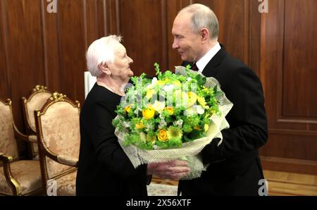 Moscou, Russie. 07 mai 2024. Le président russe Vladimir Poutine présente à son ex-professeur de 88 ans Vera Gurevich des fleurs dans son bureau après sa cérémonie d'investiture au Kremlin, le 7 mai 2024 à Moscou, en Russie. Gurevich a enseigné Poutine de la cinquième à la huitième année à l'école Leningrad No.193 à Saint-Pétersbourg. Crédit : Gavriil Grigorov/Kremlin Pool/Alamy Live News Banque D'Images