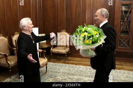 Moscou, Russie. 07 mai 2024. Le président russe Vladimir Poutine présente à son ex-professeur de 88 ans Vera Gurevich des fleurs dans son bureau après sa cérémonie d'investiture au Kremlin, le 7 mai 2024 à Moscou, en Russie. Gurevich a enseigné Poutine de la cinquième à la huitième année à l'école Leningrad No.193 à Saint-Pétersbourg. Crédit : Gavriil Grigorov/Kremlin Pool/Alamy Live News Banque D'Images