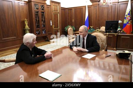 Moscou, Russie. 07 mai 2024. Le président russe Vladimir Poutine rencontre son ex-enseignante de 88 ans, Vera Gurevich, dans son bureau après sa cérémonie d'investiture au Kremlin, le 7 mai 2024 à Moscou, en Russie. Gurevich a enseigné Poutine de la cinquième à la huitième année à l'école Leningrad No.193 à Saint-Pétersbourg. Crédit : Gavriil Grigorov/Kremlin Pool/Alamy Live News Banque D'Images