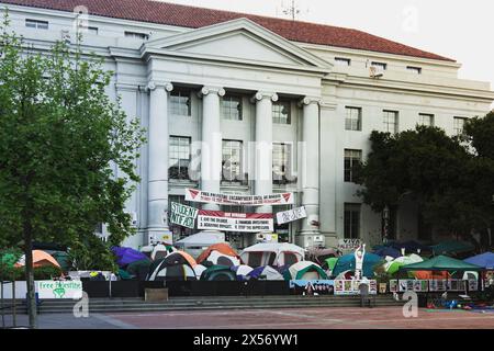 Camp palestinien de protestation UC Berkeley. Berkeley, Californie, États-Unis. 5 mai 2024 : Une photo de manifestants palestiniens campant sur le campus de l'UC Berkeley Banque D'Images