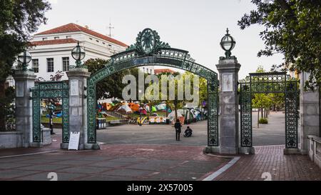 Berkeley, Californie, États-Unis. 5 mai 2024 : photo de manifestants palestiniens campant sur le campus de l'UC Berkeley au petit matin du 2024. Banque D'Images