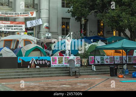 Camp palestinien de protestation UC Berkeley. Berkeley, Californie, États-Unis. 5 mai 2024 : Une photo de manifestants palestiniens campant sur le campus de l'UC Berkeley Banque D'Images