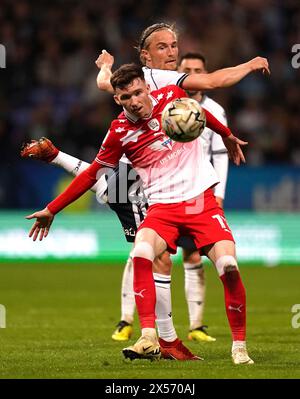 Kyle Dempsey de Bolton Wanderers (à gauche) et Conor Grant de Barnsley se battent pour le ballon lors du match de deuxième manche en demi-finale de Sky Bet League One au Toughsheet Community Stadium de Bolton. Date de la photo : mardi 7 mai 2024. Banque D'Images