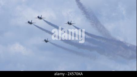 Fort Lauderdale, États-Unis. 07 mai 2024. Les Thunderbirds de l'US Air Force effectuent un survol avant d'arriver à l'aéroport international de Fort Lauderdale-Hollywood pour la journée des médias à Fort Lauderdale, en Floride, le mardi 7 mai 2024. Le ft Lauderdale Air Show est prévu pour mai 11-12 et mettra en vedette les Thunderbirds de l'US Air Force et l'équipe de démonstration Ghost Squadron A10 Thunderbolt II. Photo de Gary i Rothstein/UPI crédit : UPI/Alamy Live News Banque D'Images