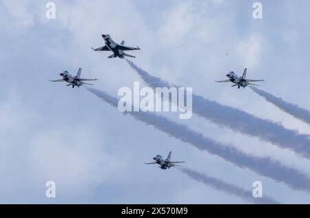 Fort Lauderdale, États-Unis. 07 mai 2024. Les Thunderbirds de l'US Air Force effectuent un survol avant d'arriver à l'aéroport international de Fort Lauderdale-Hollywood pour la journée des médias à Fort Lauderdale, en Floride, le mardi 7 mai 2024. Le ft Lauderdale Air Show est prévu pour mai 11-12 et mettra en vedette les Thunderbirds de l'US Air Force et l'équipe de démonstration Ghost Squadron A10 Thunderbolt II. Photo de Gary i Rothstein/UPI crédit : UPI/Alamy Live News Banque D'Images