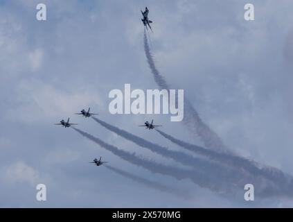 Fort Lauderdale, États-Unis. 07 mai 2024. Les Thunderbirds de l'US Air Force effectuent un survol avant d'arriver à l'aéroport international de Fort Lauderdale-Hollywood pour la journée des médias à Fort Lauderdale, en Floride, le mardi 7 mai 2024. Le ft Lauderdale Air Show est prévu pour mai 11-12 et mettra en vedette les Thunderbirds de l'US Air Force et l'équipe de démonstration Ghost Squadron A10 Thunderbolt II. Photo de Gary i Rothstein/UPI crédit : UPI/Alamy Live News Banque D'Images