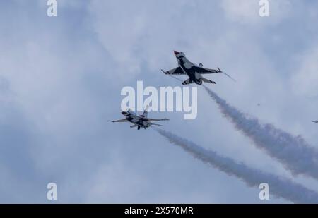 Fort Lauderdale, États-Unis. 07 mai 2024. Les Thunderbirds de l'US Air Force effectuent un survol avant d'arriver à l'aéroport international de Fort Lauderdale-Hollywood pour la journée des médias à Fort Lauderdale, en Floride, le mardi 7 mai 2024. Le ft Lauderdale Air Show est prévu pour mai 11-12 et mettra en vedette les Thunderbirds de l'US Air Force et l'équipe de démonstration Ghost Squadron A10 Thunderbolt II. Photo de Gary i Rothstein/UPI crédit : UPI/Alamy Live News Banque D'Images