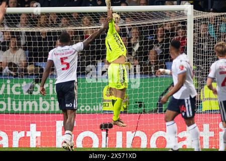 Nathan Baxter #1 (GK) de Bolton Wanderers fait un saut lors du Sky Bet League 1 Play Off demi final 2nd match aller entre Bolton Wanderers et Barnsley au Toughsheet Stadium, Bolton le mardi 7 mai 2024. (Photo : Mike Morese | mi News) crédit : MI News & Sport /Alamy Live News Banque D'Images