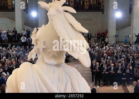 Au premier rang, de gauche à droite : le président des États-Unis Joe Biden, le président de la Chambre des représentants des États-Unis Mike Johnson (républicain de Louisiane), le chef de la majorité à la Chambre des représentants des États-Unis Steve Scalise (républicain de Louisiane), le chef de la minorité à la Chambre des représentants des États-Unis Hakeem Jeffries (démocrate de New York) et l'ancienne présidente de la Chambre des représentants des États-Unis Nancy Pelosi (démocrate de Californie) montre des photos de personnes qui sont mortes dans l'Holocauste derrière le modèle de la Statue de la liberté, lors de la cérémonie des journées du souvenir du Musée commémoratif de l'Holocauste au Capitole des États-Unis à Washington, DC, États-Unis, 07 mai 2024. Biden Banque D'Images