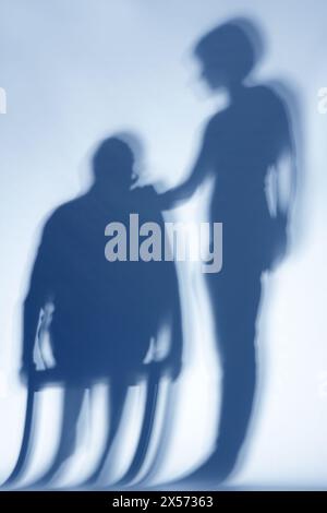 L'ombre, les jeunes femmes avec des hommes plus âgés, de personnes âgées Banque D'Images