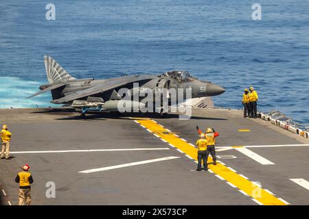 Océan Atlantique, États-Unis. 01 mai 2024. Un avion de chasse AV-8B Harrier du corps des Marines américain avec le Blue Knights of Marine Medium Tiltrotor Squadron 365, se prépare au décollage du pont d'envol du navire d'assaut amphibie USS Wasp lors de l'exercice composite Training Unit, le 1er mai 2024 sur l'océan Atlantique. Crédit : LCpl. John Allen/U.S. Marines photo/Alamy Live News Banque D'Images