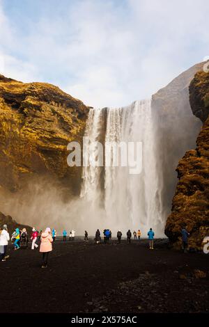 Cascade de skgafoss scandinave vers mars 2023 en islande avec des paysages majestueux près de la montagne arctique, paysage nordique. Nature islandaise avec grand débit de rivière en cascade, montagnes spectaculaires. Banque D'Images