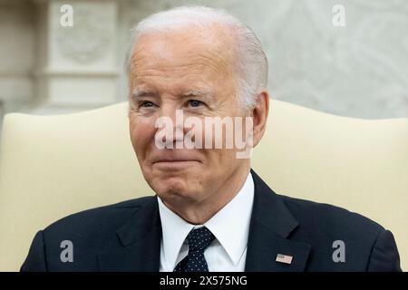 Washington, DC, États-Unis. 07 mai 2024. Le Président des Etats-Unis Joe Biden accueille le Président Klaus Iohannis de Roumanie dans le Bureau ovale de la Maison Blanche à Washington, DC, Etats-Unis, le 7 mai 2024. Le président de la Roumanie Iohannis est en visite de travail de trois jours à Washington DC. Crédit : Michael Reynolds/Pool via CNP/dpa/Alamy Live News Banque D'Images