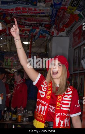 Femme supporteuse du FC Liverpool au pub Albert à Anfield, Liverpool, Royaume-Uni Banque D'Images