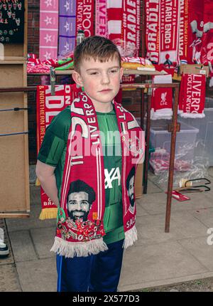 Jeune supporter de Liverpool avec une écharpe Mo Salah à Anfield avant le match de premier League anglaise Banque D'Images