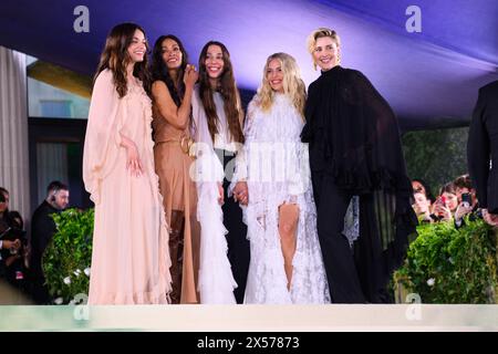 New York, États-Unis. 6 mai 2024. Greta Gerwig, Sienna Miller, Chemena Kamali, Emma Mackey et Zoe Saldana qui assistent au Metropolitan Museum of Art costume Institute Benefit Gala 2024 à New York, États-Unis le crédit photo devrait se lire comme suit : Matt Crossick/Alamy Live News Banque D'Images