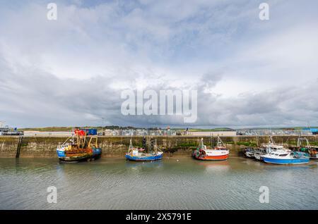 Petits bateaux de pêche traditionnels amarrés dans le port de Padstow, un joli village côtier sur la côte nord de Cornouailles, en Angleterre Banque D'Images