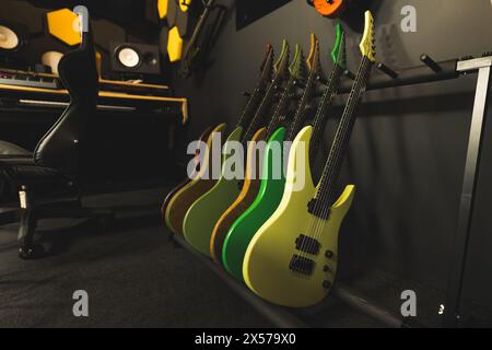 guitares électriques colorées appuyées sur un mur dans le studio. Photo de haute qualité Banque D'Images