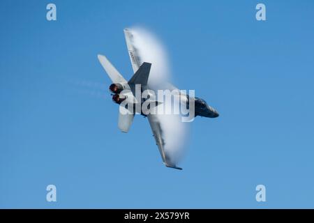 Mer Rouge, États-Unis. 16 avril 2024. Un avion de chasse F/A-18F Super Hornet de l'US Navy, attaché aux épées de combat du Strike Fighter Squadron 32, effectue un vol à grande vitesse au cours d'une cérémonie de passation de commandement aéroportée au-dessus du porte-avions de classe Nimitz USS Dwight D. Eisenhower à l'appui de l'opération Prosperity Guardian, le 16 avril, 2024 sur la mer Rouge. Crédit : MC3 Nicholas Rodriguez/U.S. Navy photo/Alamy Live News Banque D'Images