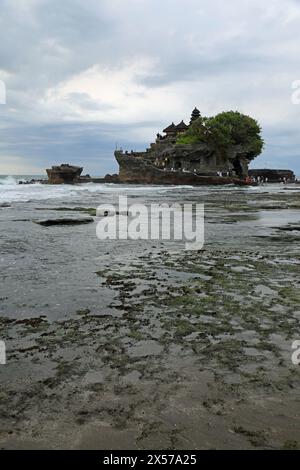 Tanah Lot vertical, Bali, Indonésie Banque D'Images