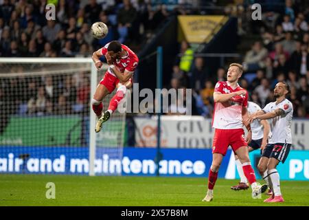 Barry Cotter #17 de Barnsley F. C est en tête du ballon lors de la 2ème manche de la demi-finale du jeu Sky Bet League 1 entre Bolton Wanderers et Barnsley au Toughsheet Stadium de Bolton le mardi 7 mai 2024. (Photo : Mike Morese | mi News) crédit : MI News & Sport /Alamy Live News Banque D'Images