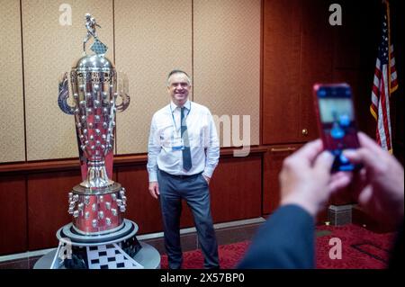 Washington, Vereinigte Staaten. 07 mai 2024. James Sherry pose avec le trophée Indy 500 Borg-Warner lors de son exposition au Capitole américain à Washington, DC, le mardi 7 mai 2024. Crédit : Rod Lamkey/CNP/dpa/Alamy Live News Banque D'Images