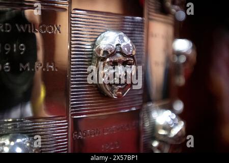 Washington, Vereinigte Staaten. 07 mai 2024. Indy 500 Borg-Warner Trophy est exposé au Capitole des États-Unis à Washington, DC, le mardi 7 mai 2024. Crédit : Rod Lamkey/CNP/dpa/Alamy Live News Banque D'Images