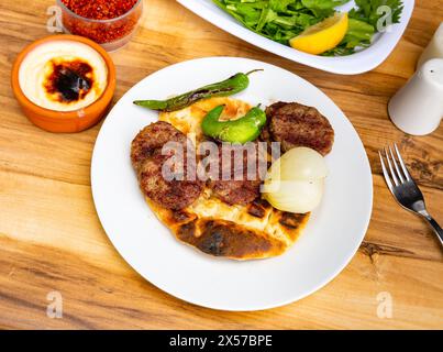 Boulettes de viande grillées, kofte sur assiette Banque D'Images