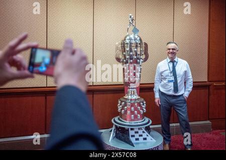 Washington, Vereinigte Staaten. 07 mai 2024. James Sherry pose avec le trophée Indy 500 Borg-Warner lors de son exposition au Capitole américain à Washington, DC, le mardi 7 mai 2024. Crédit : Rod Lamkey/CNP/dpa/Alamy Live News Banque D'Images