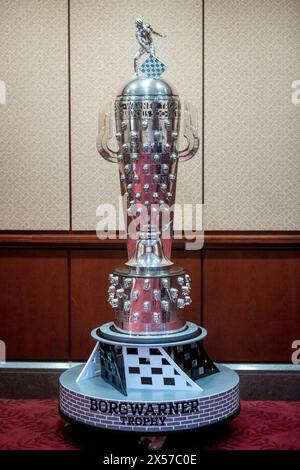 Washington, Vereinigte Staaten. 07 mai 2024. Indy 500 Borg-Warner Trophy est exposé au Capitole des États-Unis à Washington, DC, le mardi 7 mai 2024. Crédit : Rod Lamkey/CNP/dpa/Alamy Live News Banque D'Images