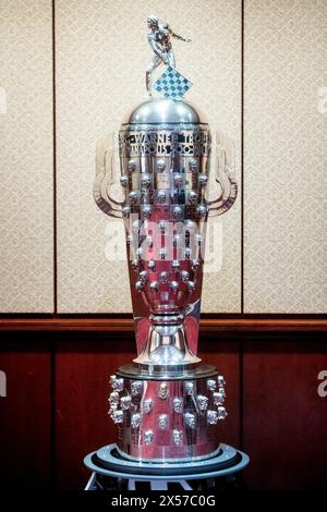 Washington, Vereinigte Staaten. 07 mai 2024. Indy 500 Borg-Warner Trophy est exposé au Capitole des États-Unis à Washington, DC, le mardi 7 mai 2024. Crédit : Rod Lamkey/CNP/dpa/Alamy Live News Banque D'Images