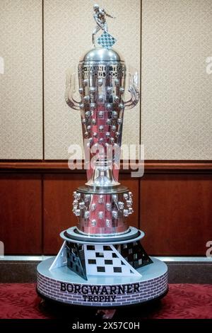 Washington, Vereinigte Staaten. 07 mai 2024. Indy 500 Borg-Warner Trophy est exposé au Capitole des États-Unis à Washington, DC, le mardi 7 mai 2024. Crédit : Rod Lamkey/CNP/dpa/Alamy Live News Banque D'Images