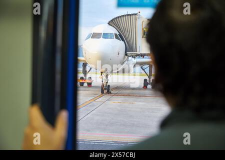 Transport de passagers et de l'avion, l'aéroport de Bilbao, Bizkaia, Loiu, Pays Basque, Espagne Banque D'Images