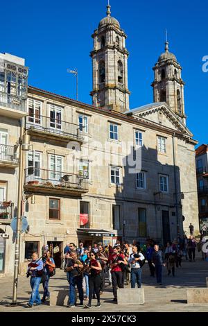 Groupe des cornemuseurs, Praza da Pedra, Concatedral de Santa María, Vigo, Pontevedra, Galice, Espagne Banque D'Images