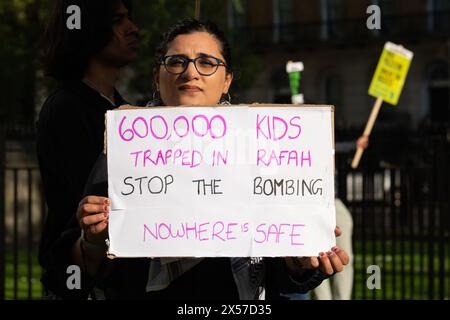 Londres, Royaume-Uni. 7 mai 2024. Rassemblement d'urgence convoqué par une coalition de groupes pro-palestiniens suite au rejet par Israël d'un accord de cessez-le-feu avec le groupe militant palestinien Hamas et à l'ordre de la population de l'est de Rafah, à Gaza, de se déplacer avant un assaut militaire des Forces de défense israéliennes (FDI). Les manifestants et les orateurs présents lors du rassemblement ont appelé à un cessez-le-feu et au Royaume-Uni à cesser d'armer Israël. Crédit : Ron Fassbender/Alamy Live News Banque D'Images