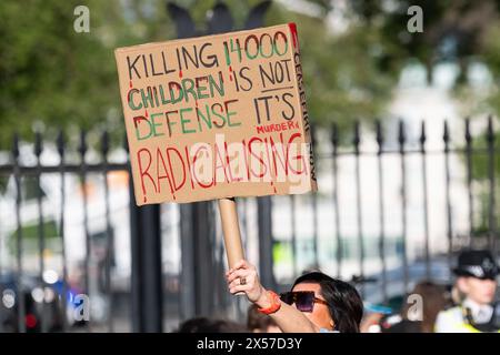 Londres, Royaume-Uni. 7 mai 2024. Rassemblement d'urgence convoqué par une coalition de groupes pro-palestiniens suite au rejet par Israël d'un accord de cessez-le-feu avec le groupe militant palestinien Hamas et à l'ordre de la population de l'est de Rafah, à Gaza, de se déplacer avant un assaut militaire des Forces de défense israéliennes (FDI). Les manifestants et les orateurs présents lors du rassemblement ont appelé à un cessez-le-feu et au Royaume-Uni à cesser d'armer Israël. Crédit : Ron Fassbender/Alamy Live News Banque D'Images