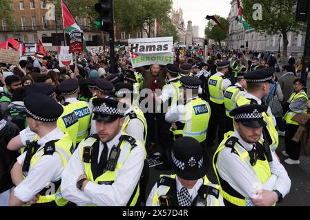 Londres, Royaume-Uni. 7 mai 2024. Un seul partisan pro-israélien apparaît au milieu d'un rassemblement d'urgence convoqué par une coalition de groupes pro-palestiniens suite au rejet par Israël d'un accord de cessez-le-feu avec le groupe militant palestinien Hamas et à l'ordre de la population de l'est de Rafah, à Gaza, pour se déplacer avant un assaut militaire des Forces de défense israéliennes (FDI). Les manifestants et les orateurs présents lors du rassemblement ont appelé à un cessez-le-feu et au Royaume-Uni à cesser d'armer Israël. Crédit : Ron Fassbender/Alamy Live News Banque D'Images