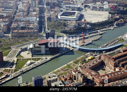 Pont et Palais Euskalduna, Bilbao, Biscaye, Pays Basque, Espagne Banque D'Images