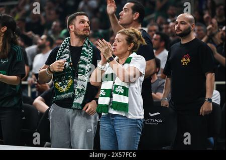 Athènes, Grèce. 07 mai 2024. Les supporters du Panathinaikos Athènes s'amusent pendant l'Euroleague, les éliminatoires d, match 5 entre le Panathinaikos Athènes et le Maccabi Playtika tel Aviv à Oaka Altion le 7 mai 2024 à Athènes, en Grèce. Crédit : Agence photo indépendante/Alamy Live News Banque D'Images