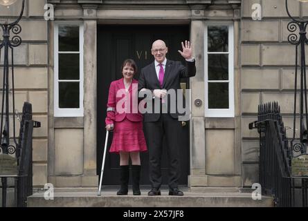 (240507) -- ÉDIMBOURG (GRANDE-BRETAGNE), 7 mai 2024 (Xinhua) -- John Swinney arrive à Bute House avec sa femme à Édimbourg, Grande-Bretagne, le 7 mai 2024. Mardi, les législateurs écossais ont voté pour que le dirigeant du Parti national écossais (SNP) John Swinney devienne le premier ministre écossais, remplaçant Humza Yousaf qui a officiellement démissionné plus tôt le même jour. (Gouvernement écossais/document distribué via Xinhua) Banque D'Images