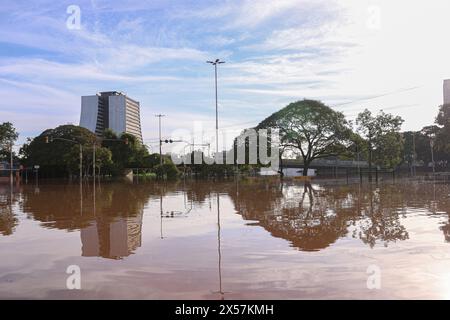 Porto Alegre, Brésil. 07 mai 2024. Les rues près de Largo dos Acorianos ont été envahies par les eaux du lac Guaiba dans la ville de Porto Alegre ce mardi (07/0702024). Une série de fortes pluies provoquées par un événement météorologique extrême a frappé l'État du Rio Grande do Sul, provoquant des inondations et des inondations, laissant des sans-abri et des morts dans différentes villes, plaçant toute la région dans un état de calamité publique. Crédit : AGIF/Alamy Live News Banque D'Images