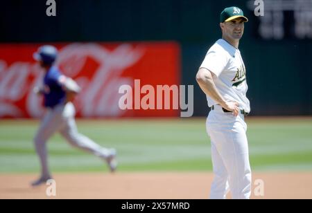 Oakland, États-Unis. 07 mai 2024. Ross Stripling (36), lanceur débutant d'Oakland Athletics, réagit après avoir abandonné un home run solo à Marcus Semien (2) des Texas Rangers sur le premier terrain de la première manche au Coliseum d'Oakland, Californie, le mardi 7 mai 2024. (Photo de Jane Tyska/Bay Area News Group/TNS/Sipa USA) crédit : Sipa USA/Alamy Live News Banque D'Images