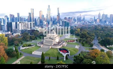 Melbourne Australie. Vue panoramique sur les gratte-ciel de Melbourne et le sanctuaire du souvenir. Banque D'Images