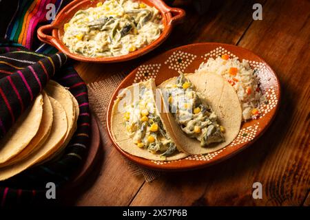 Rajas avec crème. Plat très populaire au Mexique qui se compose de lanières de piment poblano avec de la crème, il est servi en garniture ou en tacos, c'est un typi Banque D'Images