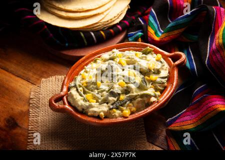 Rajas avec crème. Plat très populaire au Mexique qui se compose de lanières de piment poblano avec de la crème, il est servi en garniture ou en tacos, c'est un typi Banque D'Images