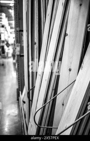 racks de stockage de bois verticaux dans un grand entrepôt de boîtes lumberyard Banque D'Images