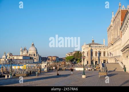 Promenade de Riva degli Schiavoni avec Palais des Doges, derrière Basilica di Santa Maria della Salute, Venise, Vénétie, Italie Banque D'Images