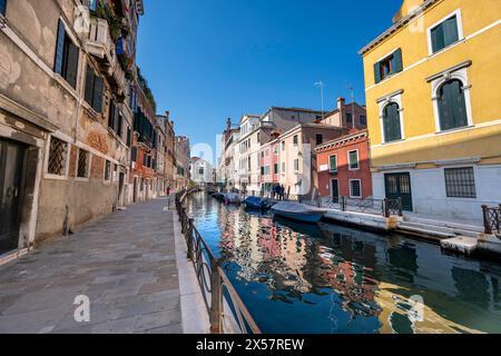 Façades de maison colorées reflétées dans le canal, Venise, Vénétie, Allemagne Banque D'Images